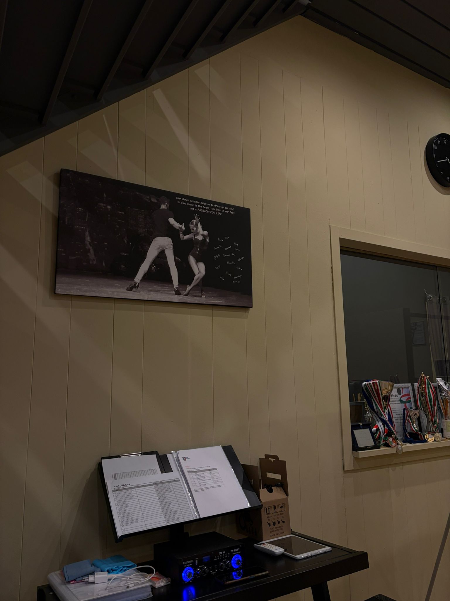 Angolo postazione musica e specchio nella sala danza