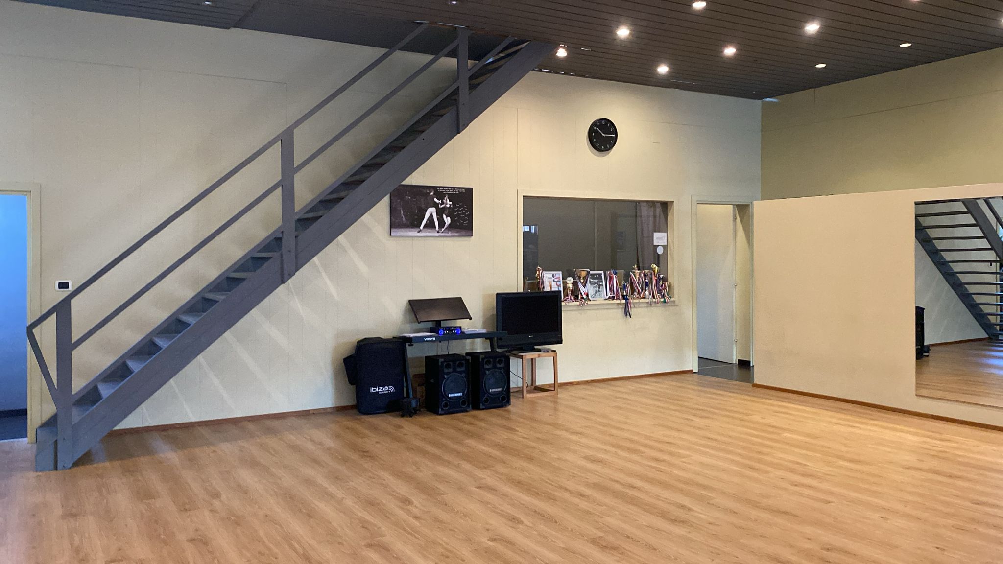 Sala danza con scala interna e impianto audio