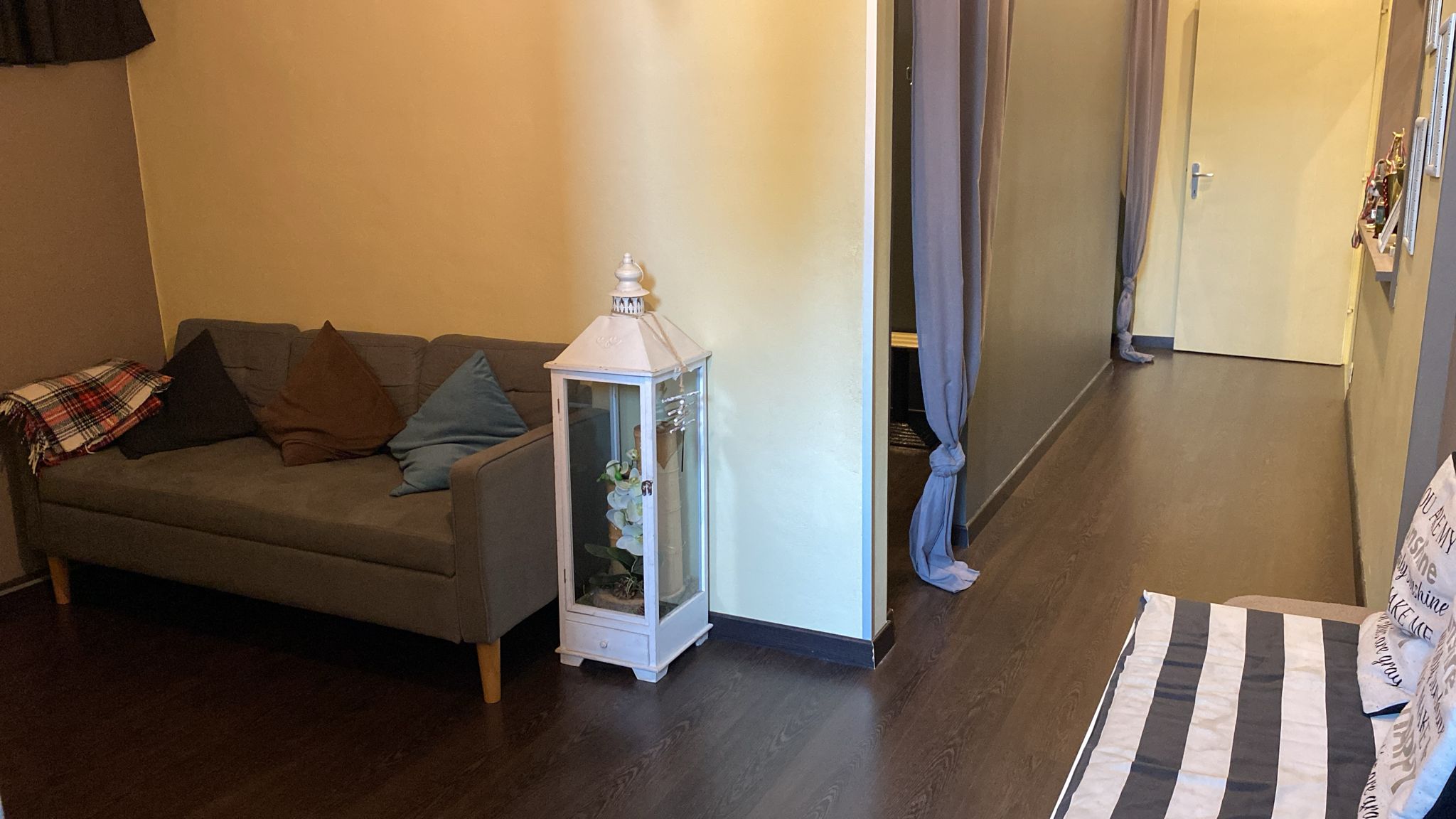 Sala con specchi a tutta parete e sbarra per la danza classica