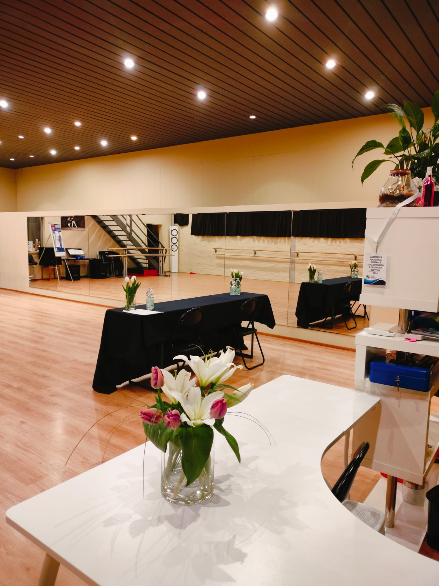 Sala allestita per eventi con reception e fiori