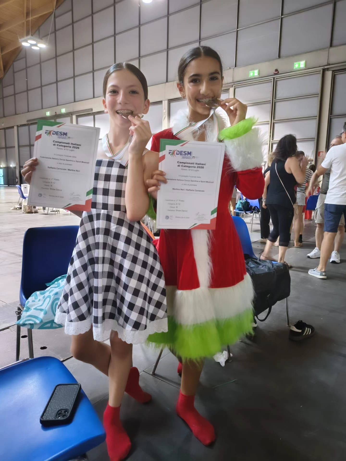 Raffaela Carnevale e Martina Neri mordono la medaglia d'argento con i diplomi dei Campionati Italiani di Categoria FIDESM 2026