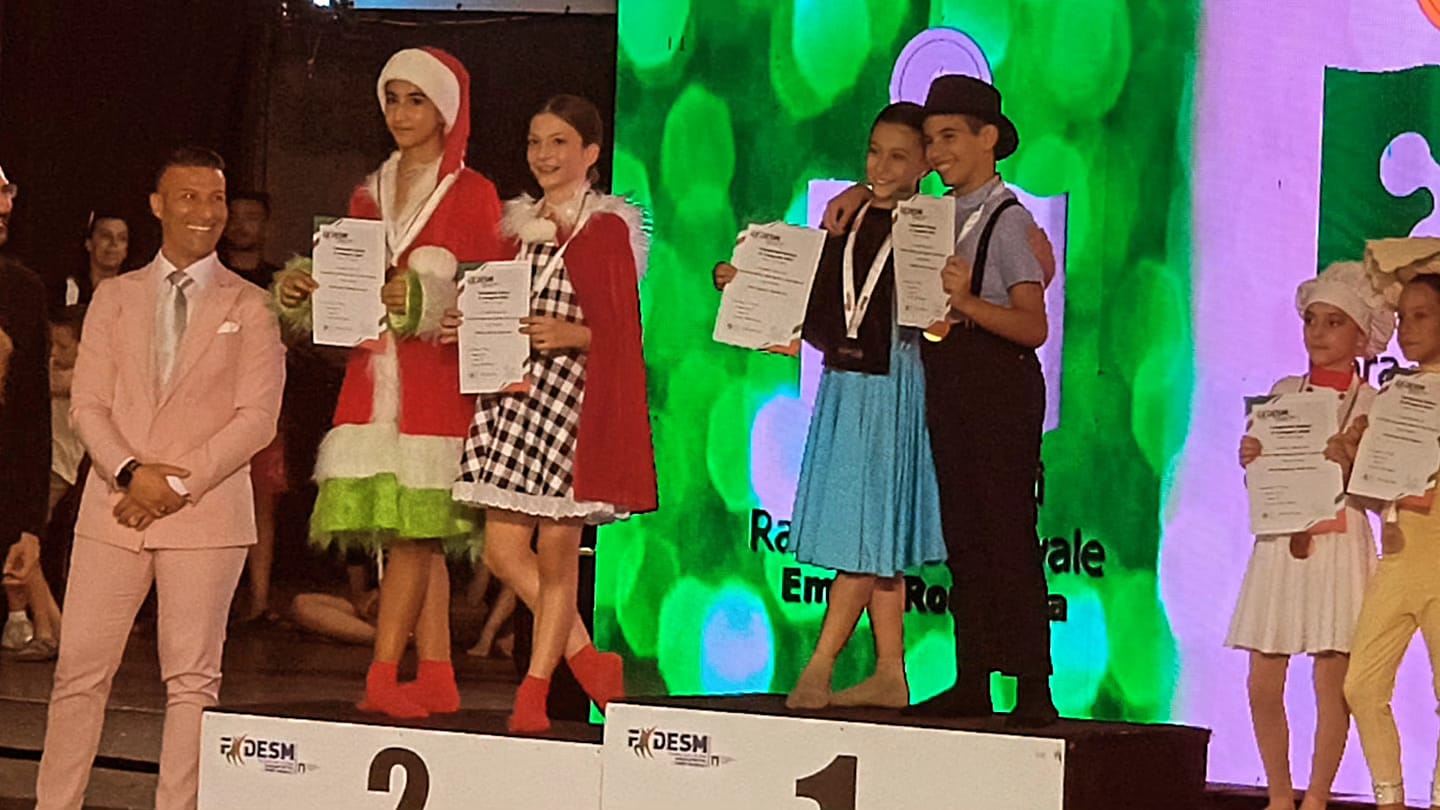 Premiazione sul podio dei Campionati Italiani di Categoria FIDESM con il duo di Own Style Dance Studio sul secondo gradino